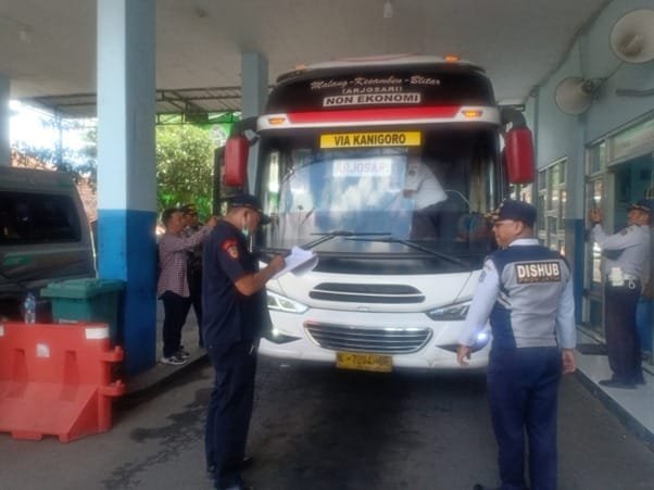 Jelang Nataru, Petugas Cek Bus dan Tes Urine Sopir di Terminal Kesamben