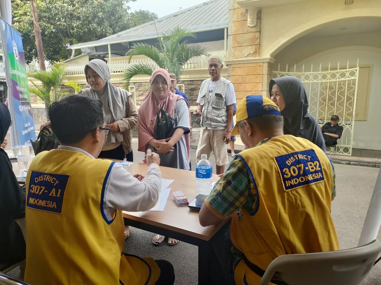 Lions Club dan Orca Bagikan Minyak Murah dan Cek Diabetes Gratis