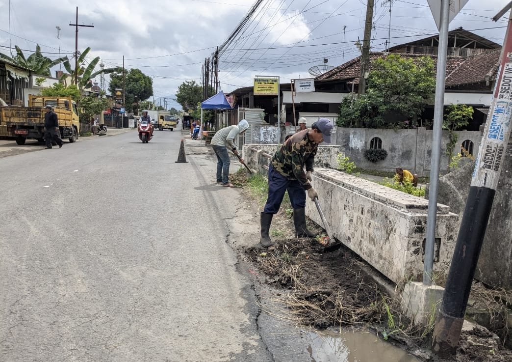 PUPR Tulungagung Rapikan Bahu Jalan Antisipasi Genangan Air