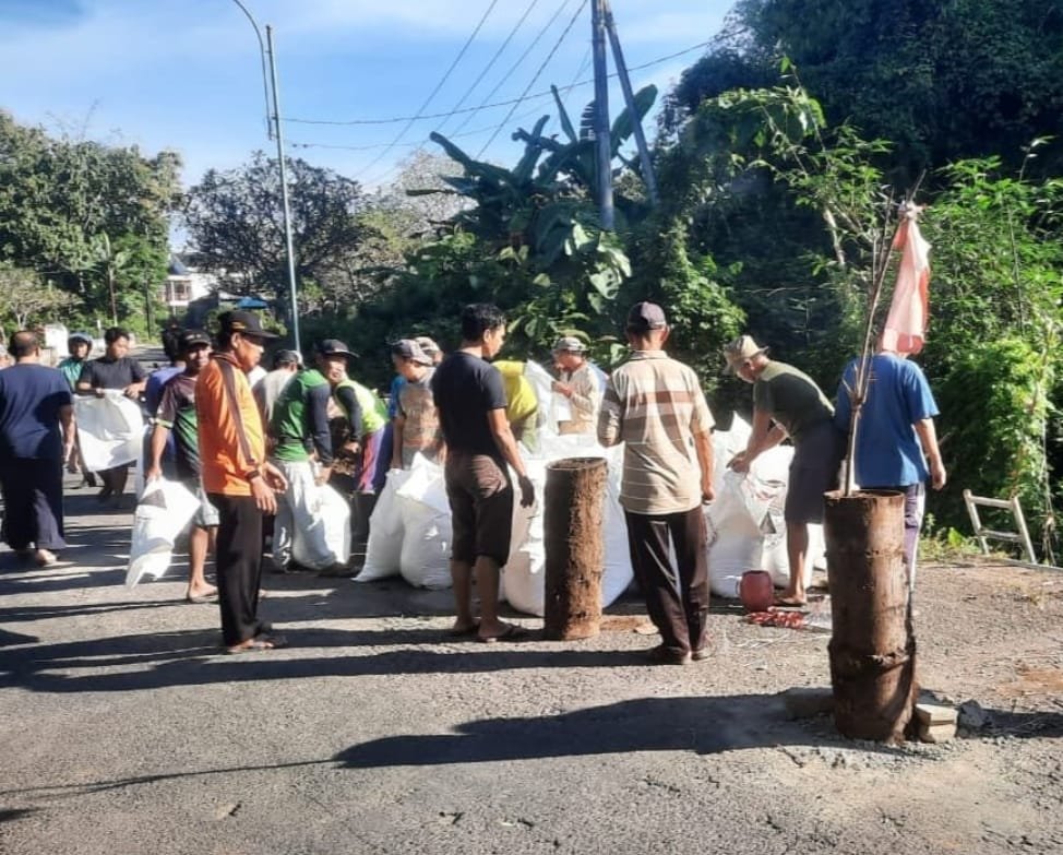 Warga Sukorejo, Punjul, dan Picisan Kompak Perbaiki Jembatan Longsor: Gotong Royong Jadi Napas Kehidupan