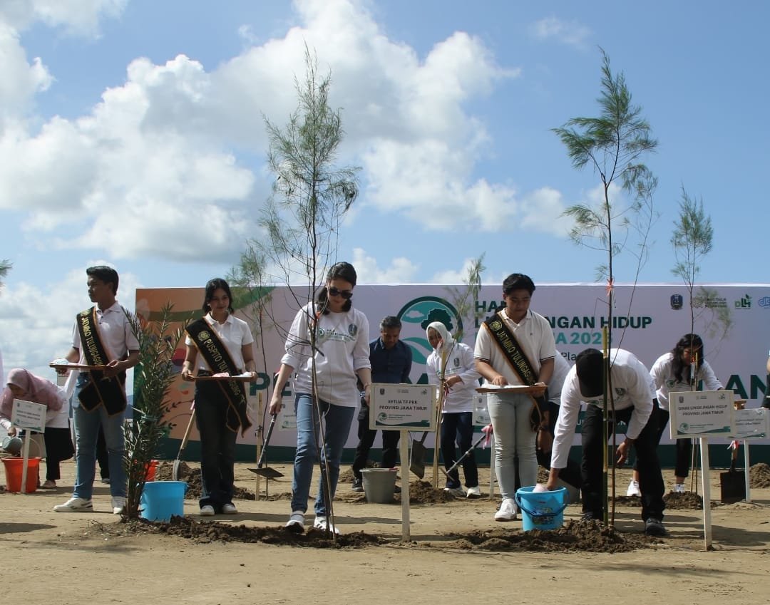 Tangan-tangan Cinta di Pantai Gemah: Arumi Bachsin dan Wakil Bupati Tulungagung Gaungkan Aksi Hentikan Polusi Plastik