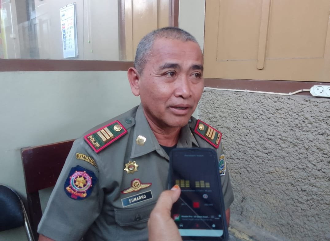 Satpol PP Tulungagung Tertibkan Banner Liar