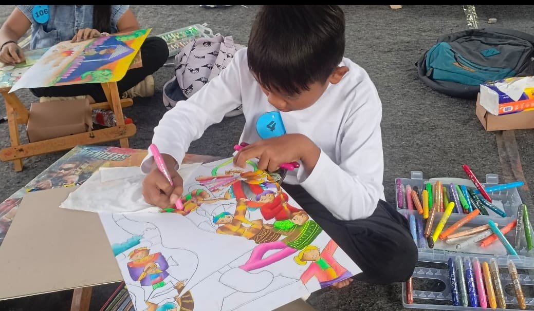 Keris dalam Goresan, Ratusan Siswa SD Meriahkan Festival Budaya Spiritual Tulungagung”