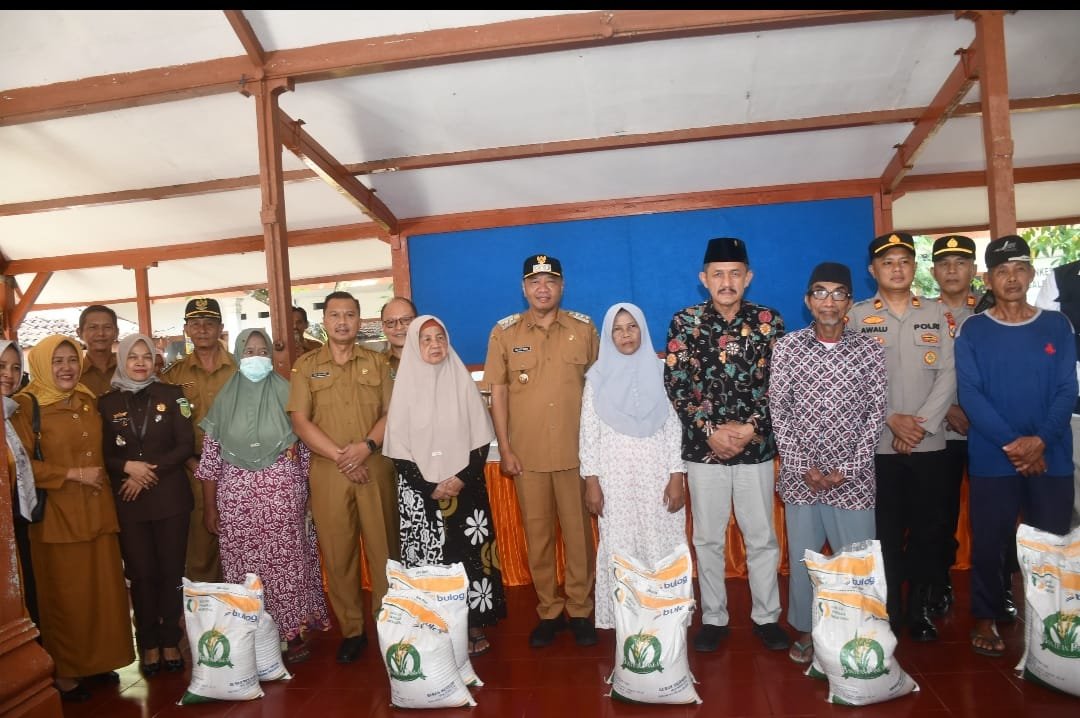 Ratusan Warga Terima Bantuan Beras, Bupati Turun Langsung ke Kauman dan Ngunut