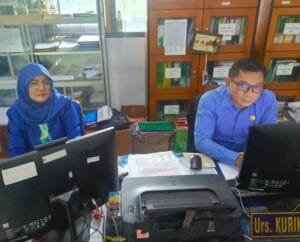 Foto : Wakil Kepala Sekolah Bidang Kurikulum, Peny Christiana, S.Pd., M.Pd., bersama Risdiyanto, S.Pd., Staff Kurikulum saat dikonfirmasi Siaranesia, Sabtu(2/8/2025)