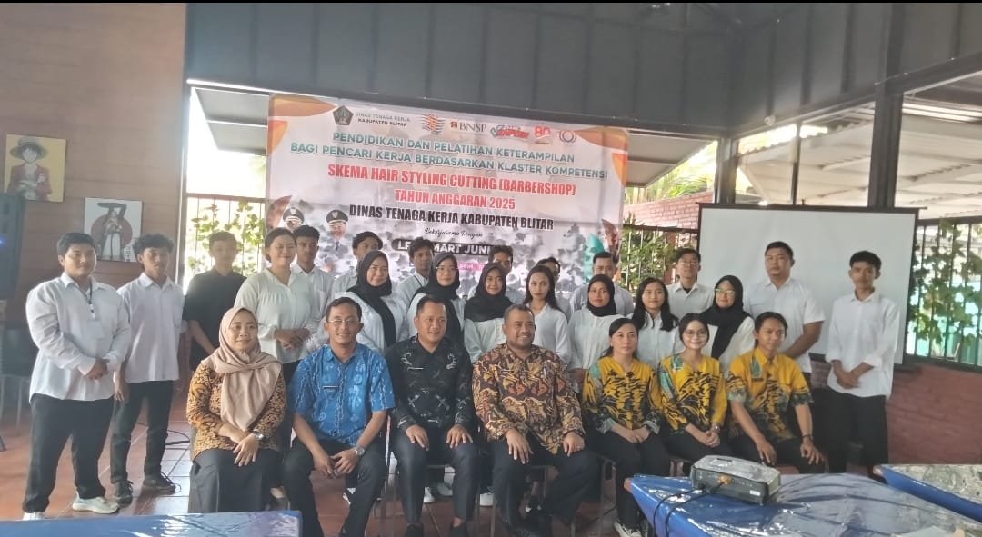 Disnaker Blitar Gelar Pelatihan Barbershop, Perempuan pun Dilatih Jadi Tukang Cukur