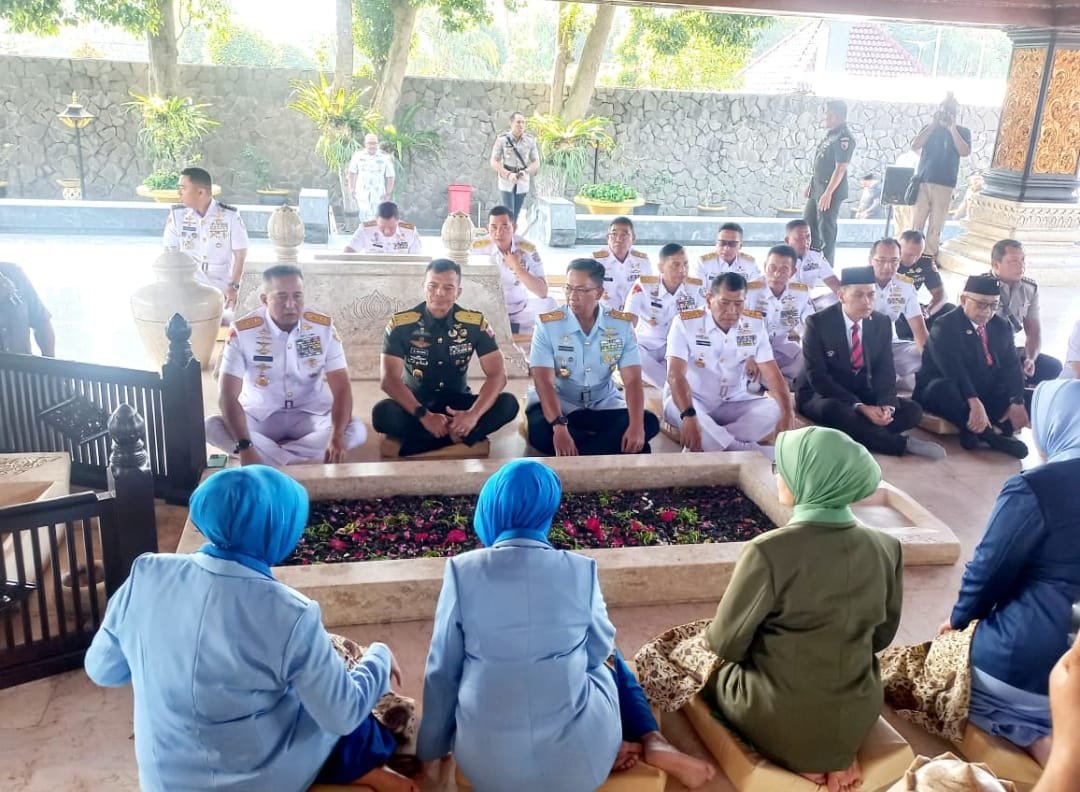 Jelang HUT ke-80, TNI Gelar Ziarah Rombongan di Makam Bung Karno Blitar