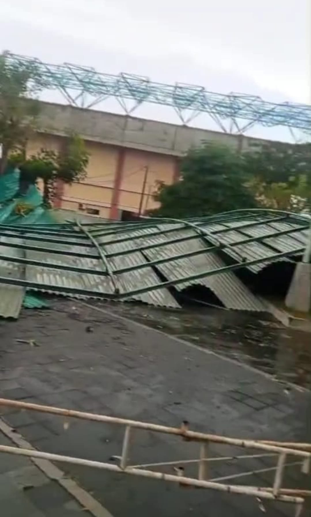 Puting Beliung Hantam Stadion Gelora Penataran, Atap Tribun Barat Terbang Puluhan Meter