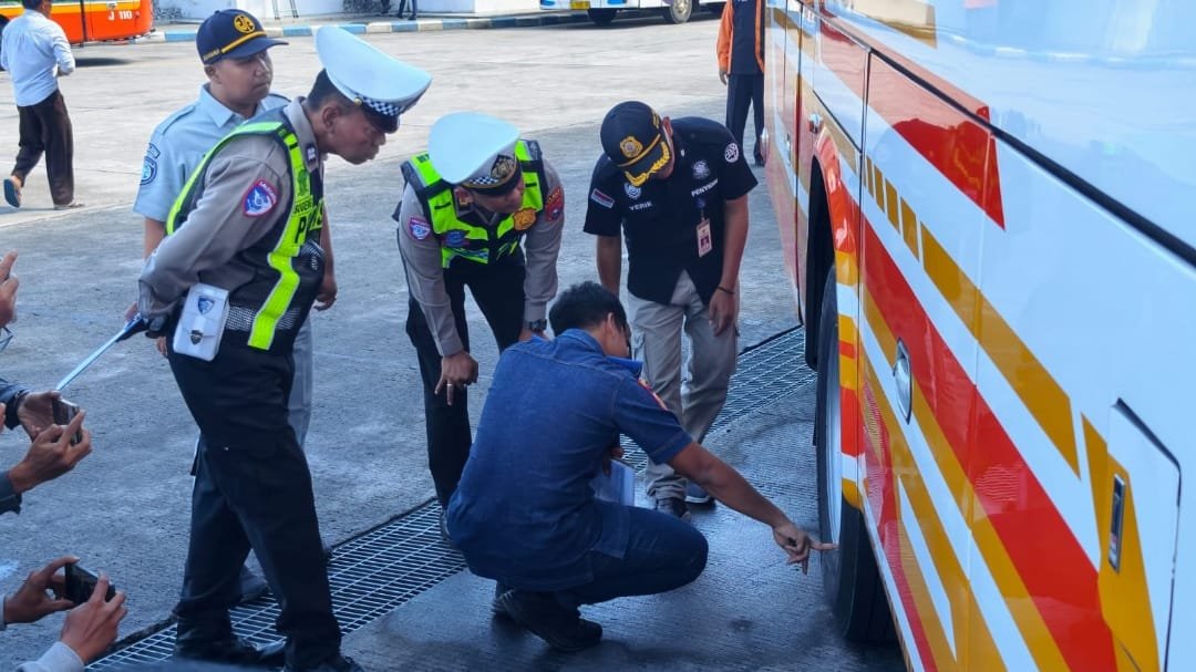 Polres Blitar Kota Lakukan Ramp Check dan Tes Urine Awak Bus di Terminal Patria