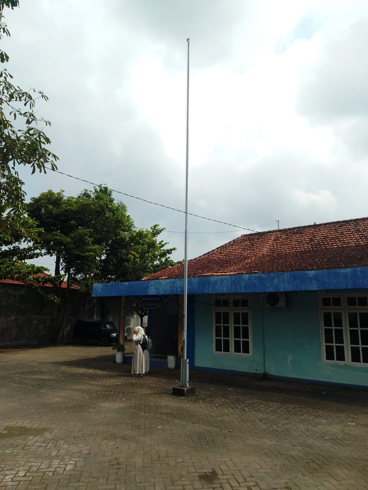 Bendera Merah Putih yang Tak Berkibar di Kantor Cabang Dinas Pendidikan Wilayah   Tulungagung-Trenggalek