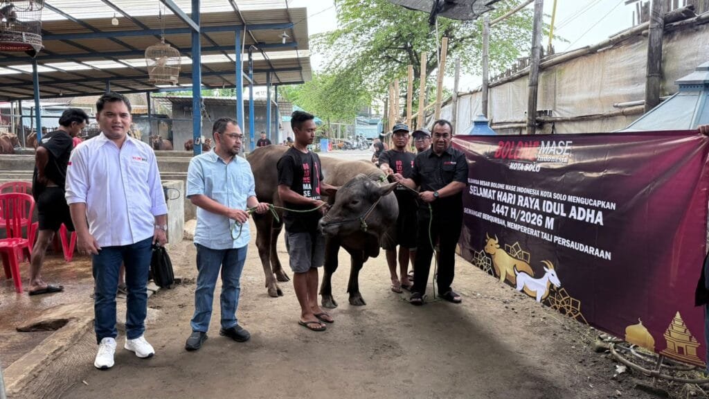 Kuat Hermawan Santoso Kornas Bolonemase Indonesia menyerahkan sapi pada Iswahyudi Korda Bolonemase Solo