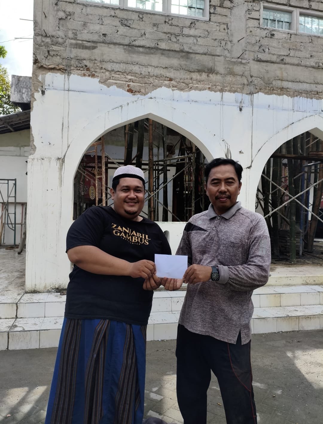 Amanah dari Pusat, Bolone Mase Trenggalek Bantu Renovasi Serambi Masjid Bersejarah
